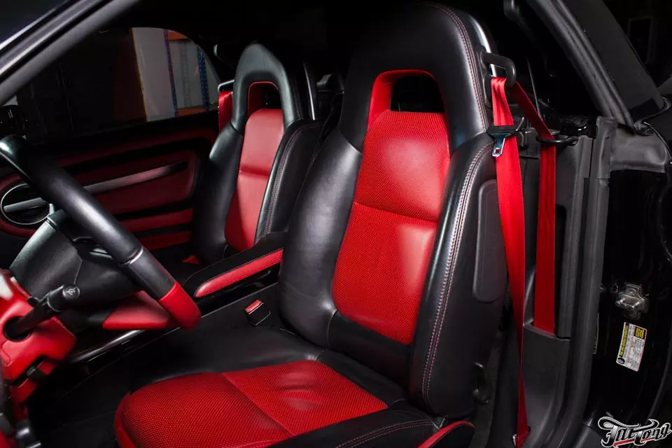 Chevrolet SSR. Частичная шумоизоляция, замена акустики, красные ремни безопасности и подсветка салона.